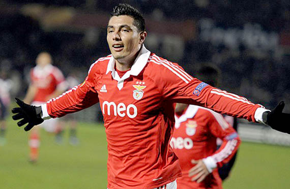 Benfica's Oscar Cardozo