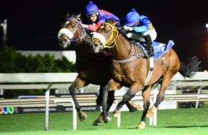Impressive! Wylie Hall (Khumalo) gets the better of Whiteline Fever down the inside. (JC Photos)