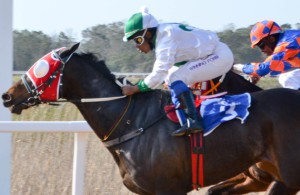 Muzi Yeni keeps Silent Partner nicely balanced to win a thriller (Coastal Photos)