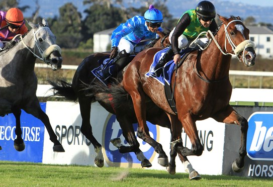 Act Of War wins Gr3 Winter Guineas