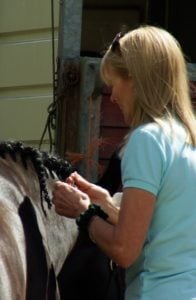 Plaiting a horse
