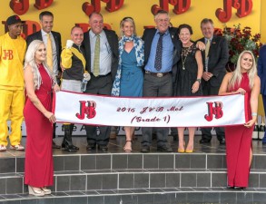 2016 J&B Met winner's podium (l to r: Steven Jell, JP van der Merwe, Alec Laird, Kate Laird, Guy Murdoch, Jessica Slack) (photo: hamishNIVENPhotography