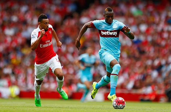 LONDON, ENGLAND - AUGUST 09: Diafra Sakho of West Ham United is chased down by Francis Coquelin of Arsenal during the Barclays Premier League match between Arsenal and West Ham United at the Emirates Stadium on August 9, 2015 in London, England. (Photo by Julian Finney/Getty Images)