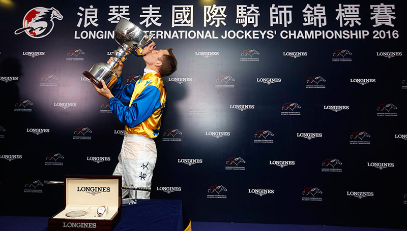 Hugh Bowman with his trophy (photo: HKJC)
