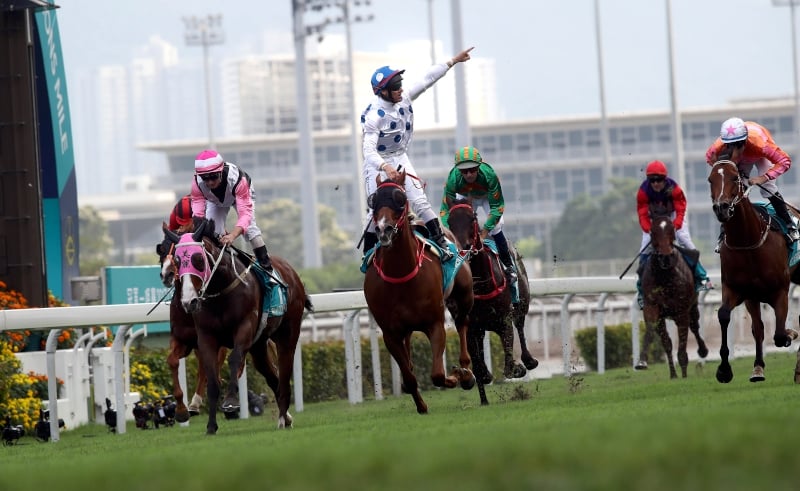 Contentment win the 2017 Gr1 Champions Mile (photo: HKJC)