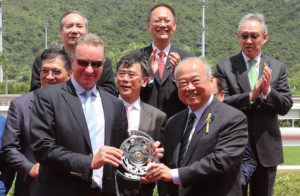 Tony Millard receives his trophy from Sir C K Chow (photo: HKJC)