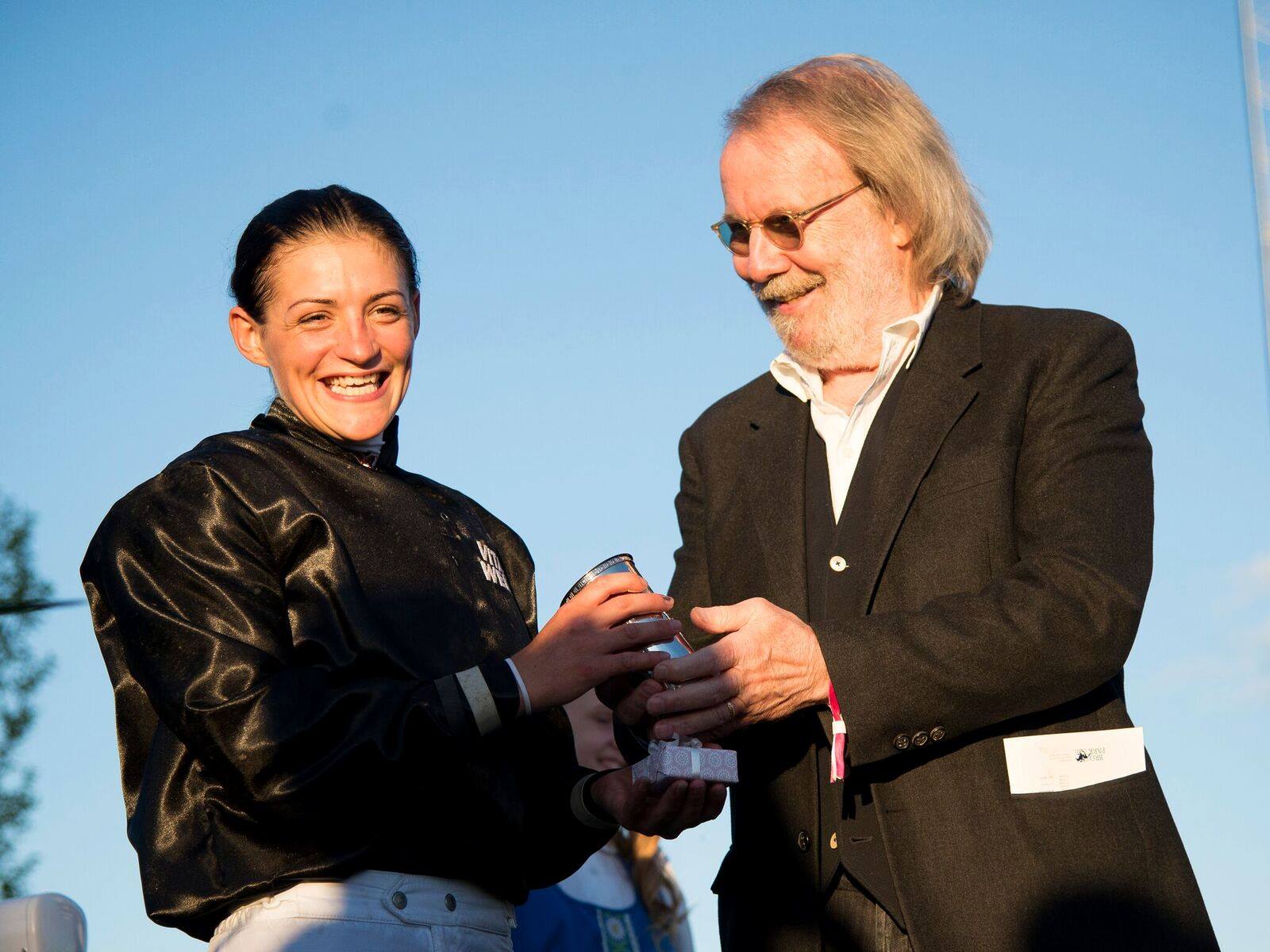 Maryline Eon receives her trophy from Benny Andersson (photo: Lady Jockeys' Thoroughbred World Championship)