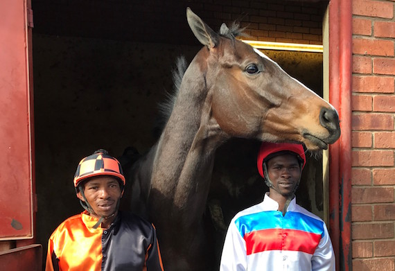 Japie Bessel and Maplaas Salman pose with Roy's Dispren to show off their silks (photo: Emmie Lensley)