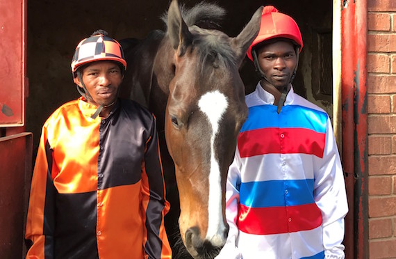 Japie Bessel and Maplaas Salman pose with Roy's Dispren to show off their silks (photo: Emmie Lensley)