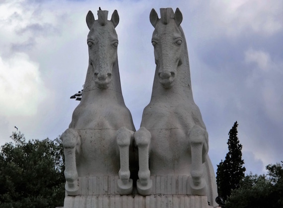 Identical horses (photo: Pixabay)