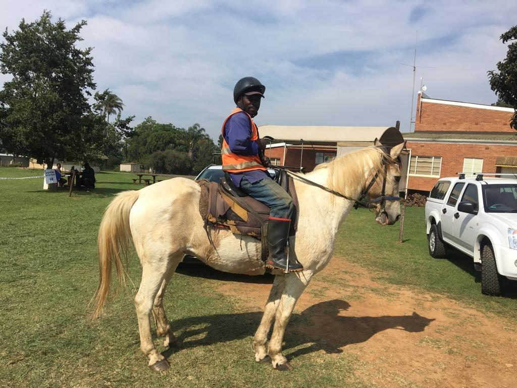 A grateful Mr Dlamini and Misty (photo: Di Campbell)