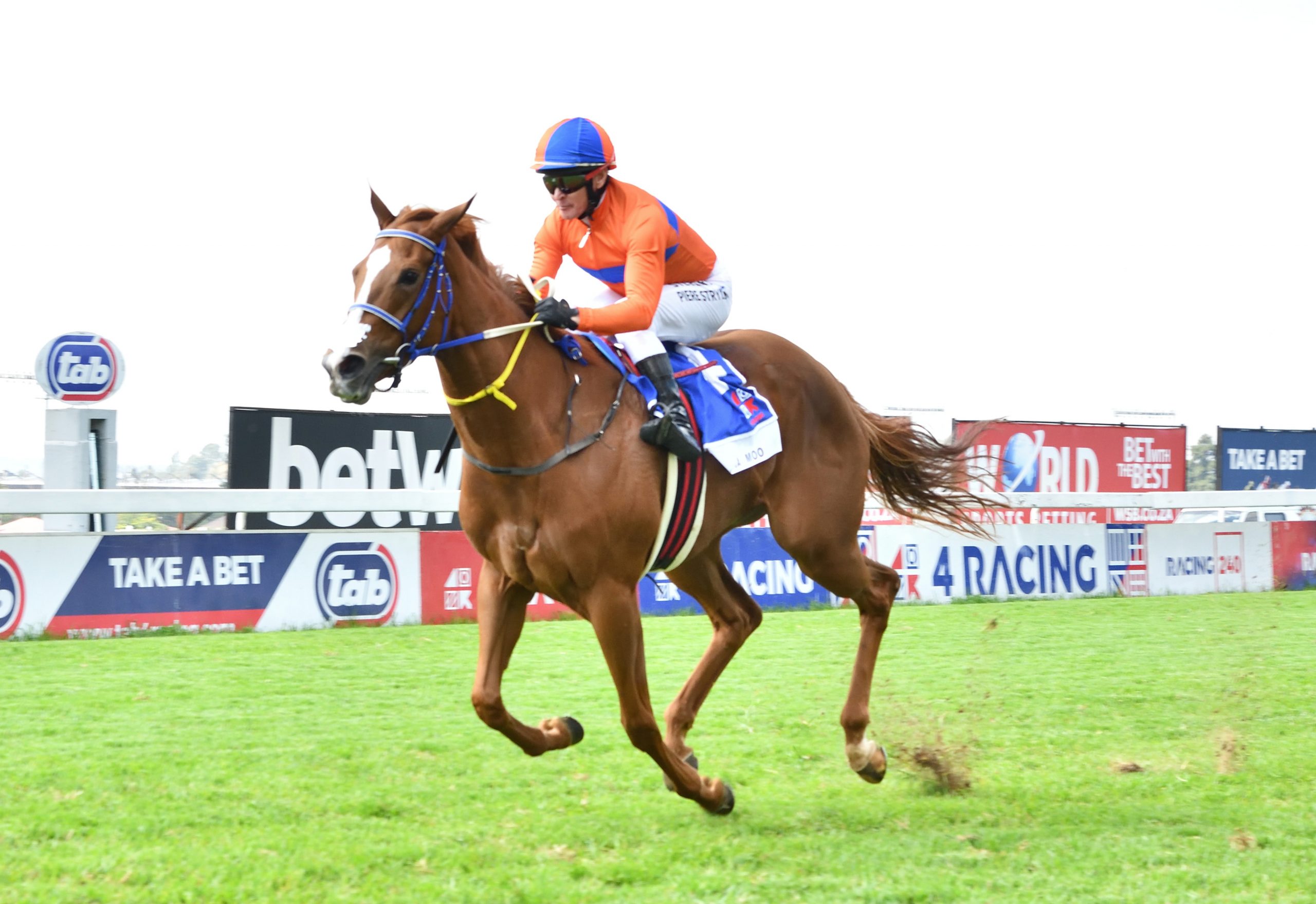 Mia Moo (Piere Strydom) make it an early 3 from 4 for Sean Tarry at Turffontein on Championships Finale Day (Pic - JC Photos)