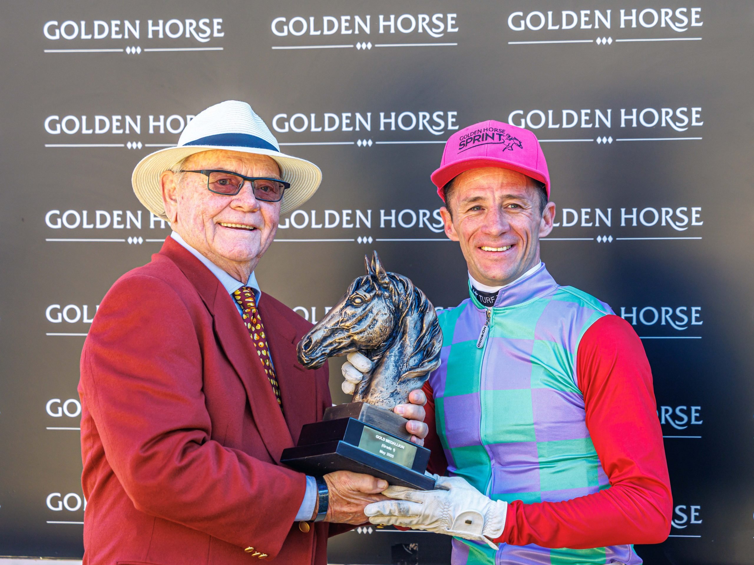 Dennis Drier hands the trophy to Chad Little (Pic - Candiese Lenferna)