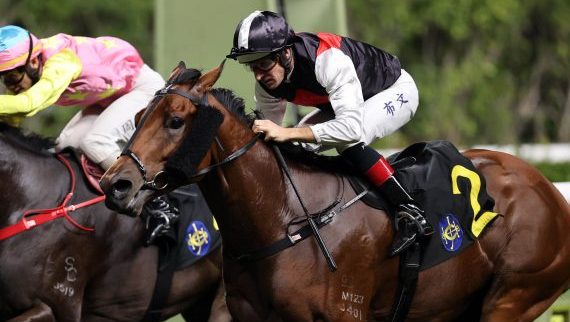 Hugh Bowman pilots Young Arrow to victory (Pic - HKJC)