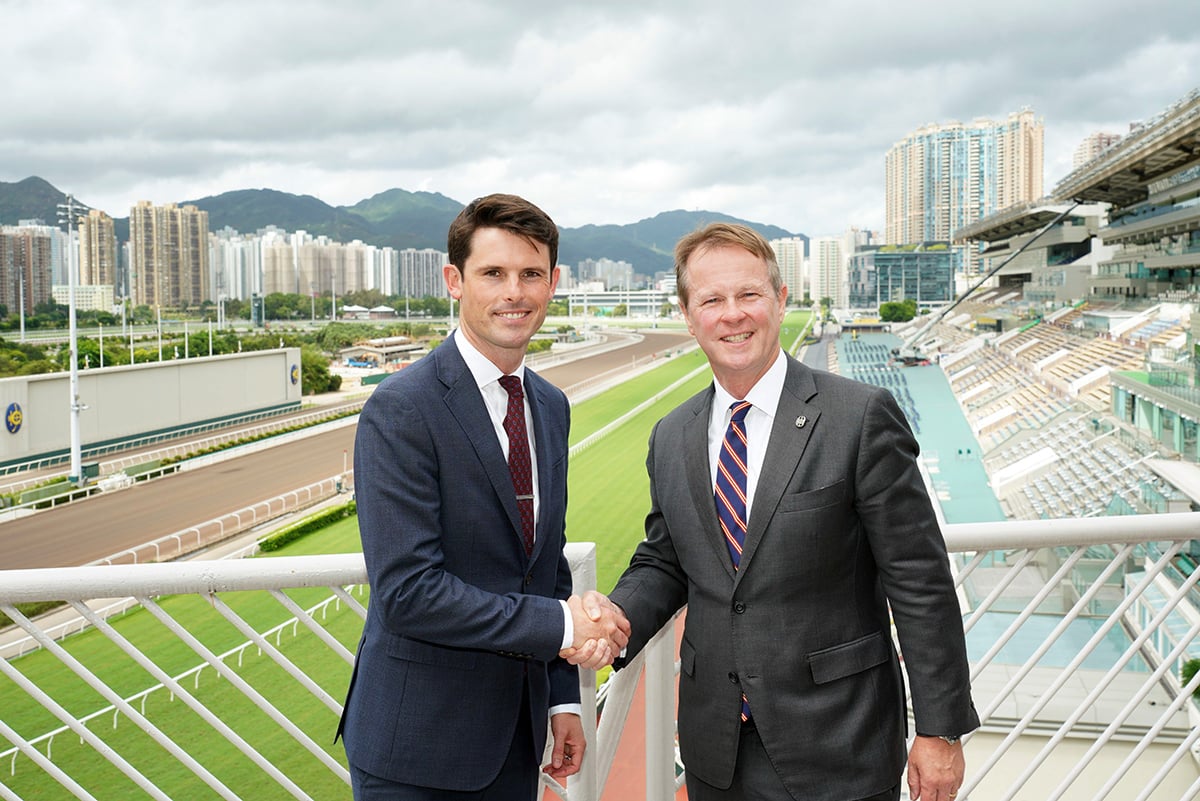James Cummings (left) is formally welcomed by Executive Director, Racing, The Hong Kong Jockey Club, Mr Andrew Harding at a press briefing (Pic - HKJC)