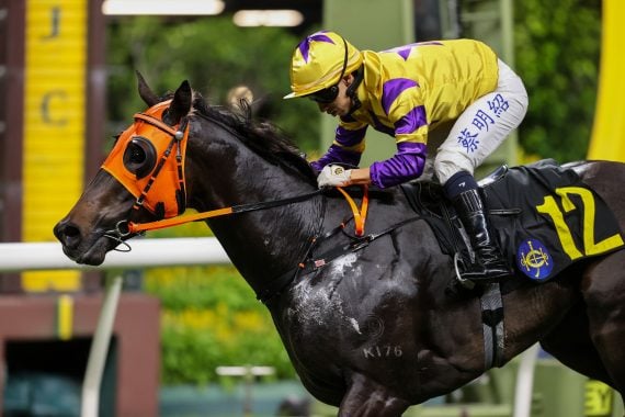Matthew Chadwick and Another Zonda defy all at Happy Valley (Pic - HKJC)